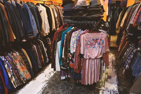 服裝店無(wú)吊牌之謎 舊貨、剪標(biāo)還是另有隱情？